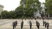 Ceremonia de la guardia presidencial en el patio del Palacio de Nariño, con soldados formados de espaldas