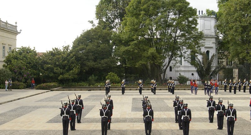 Ceremonia de la guardia presidencial en el patio del Palacio de Nariño, con soldados formados de espaldas