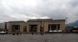 Frente del Palacio de Justicia, sede de la Corte Suprema de Justicia, en la Plaza de Bolívar de Bogotá
