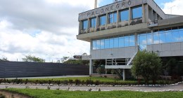 Fachada del edificio del aeropuerto Palonegro de Bucaramanga, con el letrero PALONEGRO sobre la terraza