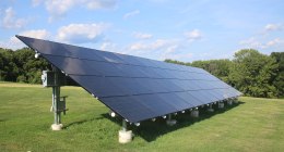 Paneles solares instalados en el suelo