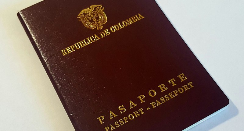 Portada de un pasaporte colombiano, de color vino, con el escudo de la República de Colombia