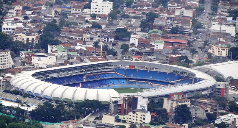Vista aérea del Estadio Pascual Guerrero de Cali, con la cubierta blanca y la cancha al centro