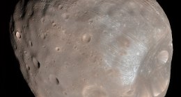 Phobos, la luna marciana, con su superficie cubierta de cráteres y surcos (imagen de la NASA)