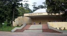 Entrada del Planetario de Bogotá, en el parque de la Independencia