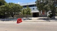 Fachada de una estación de la Policía Nacional en Barranquilla, con una motocicleta de la Policía a un lado