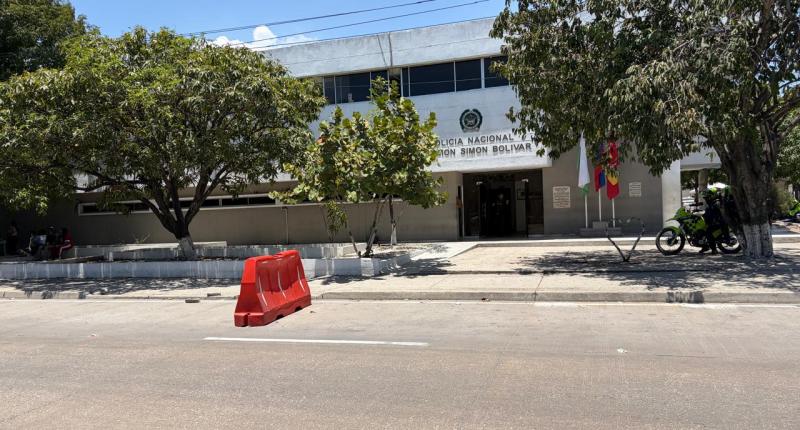 Fachada de una estación de la Policía Nacional en Barranquilla, con una motocicleta de la Policía a un lado