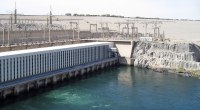 Presa hidroeléctrica con turbinas