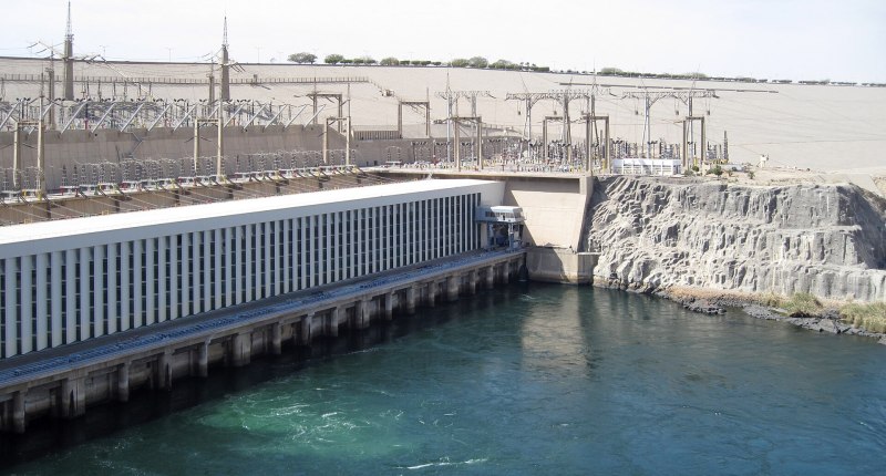 Presa hidroeléctrica con turbinas