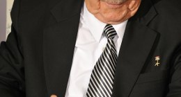 Raúl Castro, expresidente de Cuba, sentado con las manos juntas y gafas, en una reunión oficial (2012)