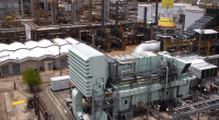 Refinería de Ecopetrol en Barrancabermeja (Santander): torres de destilación, tuberías y equipos de la planta, con edificios bajos al costado
