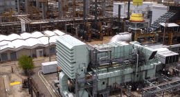 Refinería de Ecopetrol en Barrancabermeja (Santander): torres de destilación, tuberías y equipos de la planta, con edificios bajos al costado