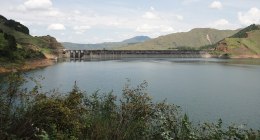Represa de Salvajina (Cauca): embalse de agua de color verde azulado con la cortina de concreto de la presa al fondo y montañas alrededor