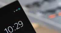 Teléfono celular con la pantalla de bloqueo encendida y la hora