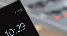Teléfono celular con la pantalla de bloqueo encendida y la hora