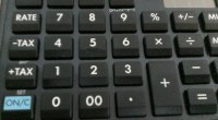 Teclado de una calculadora con teclas de porcentaje, más y menos, e igual