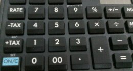 Teclado de una calculadora con teclas de porcentaje, más y menos, e igual
