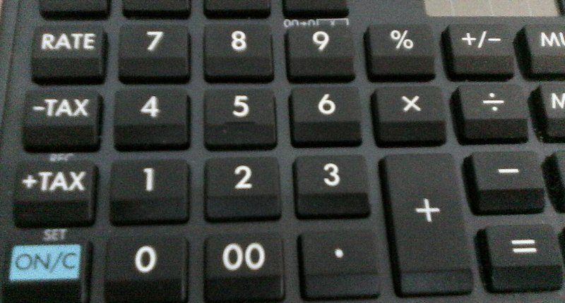 Teclado de una calculadora con teclas de porcentaje, más y menos, e igual