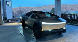 Camioneta Tesla Cybertruck estacionada bajo una marquesina (foto de archivo)