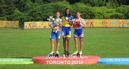 Podio de patinaje de velocidad femenino en Toronto 2015: una patinadora colombiana con medalla de oro, entre una ecuatoriana y una chilena
