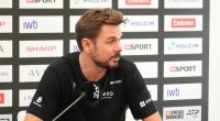 Stan Wawrinka sentado en una rueda de prensa en Basilea, con una camiseta negra