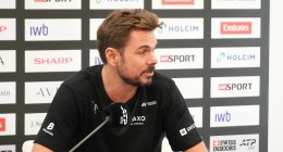 Stan Wawrinka sentado en una rueda de prensa en Basilea, con una camiseta negra