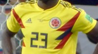 Dávinson Sánchez con la camiseta amarilla de la Selección Colombia en el Mundial de 2018, con la mano en la cadera