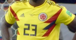 Dávinson Sánchez con la camiseta amarilla de la Selección Colombia en el Mundial de 2018, con la mano en la cadera